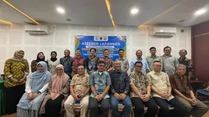 Semangat kebersamaan dan optimisme terpancar dari seluruh civitas akademika dan tim asesor dalam asesmen lapangan akreditasi Program Studi S1 Administrasi Publik FISIP Unhas, menandai langkah pasti menuju capaian unggul dan reputasi akademik berkelas dunia. (Foto: Dok.Pribadi).